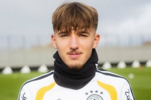 倫納特·卡爾獲得弗里茨·瓦爾特銀質(zhì)獎?wù)?，拜仁社媒曬照祝賀