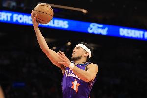 提前打卡！布克22中12砍下33分5板7助 第三節(jié)獨得16分