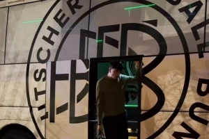 早日康復(fù)！基米希隨隊(duì)抵達(dá)盧森堡，走路仍一瘸一拐