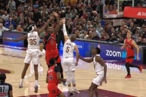 太激進了哥！騎士湯姆林剩0.4秒對巴雷特犯規(guī) 12分鐘已經(jīng)5犯...