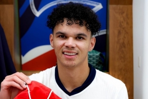 奧賴?yán)涎萦⒏裉m隊(duì)首秀，賽后斯通斯為他頒發(fā)紀(jì)念帽子