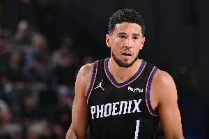 進(jìn)攻犀利！布克半場(chǎng)12中6拿到17分1板3助 次節(jié)獨(dú)得11分