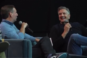 芬奇調(diào)侃：現(xiàn)在錄播客也挺好啊 錄著錄著你就有資格執(zhí)教湖人了