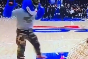 笑死！76人吉祥物看到杰倫·布朗像見了瘟神一樣跳離5米遠(yuǎn)