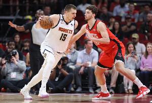 全能中鋒！賽季至今200分100板70助攻的球員：約基奇、申京