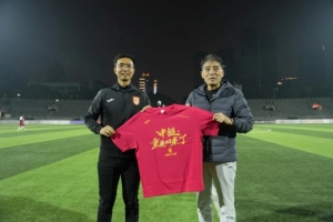 重慶足球精神代代相傳，重慶銅梁龍向李章洙贈(zèng)送沖超紀(jì)念球衣