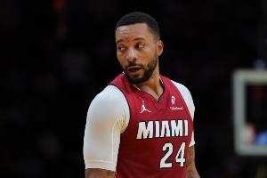 主攻手！鮑威爾半場10中5砍全隊最高15分 三分7中3