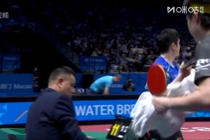 太激烈了！前四局戰(zhàn)成2-2，王楚欽、樊振東在局間都更換了球衣