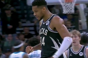 野獸出擊！波蒂斯三分不中&字母哥前場板一搶三 補籃打進還加罰