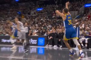 世界級進球小區(qū)級慶祝！庫里面對文班超神仙高打板后瘋癲慶祝