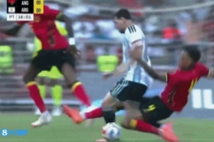 友誼賽這強(qiáng)度？梅西遭安哥拉球員背后剪刀腳，阿爾馬達(dá)眉骨被打破