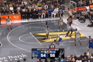 你是真送?。∽穳艋@下連續(xù)強攻 被文班亞馬一頓火鍋伺候