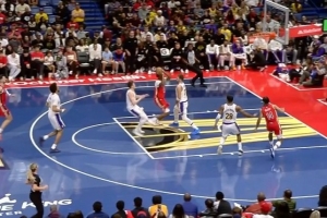 聽勸！東契奇被吹防守犯規(guī)讓挑戰(zhàn) 雷迪克應(yīng)允且成功改判對手犯規(guī)