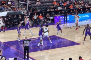 美記：馬盧阿奇在內(nèi)線全力防下楊瀚森 弗萊明快攻反擊果斷出手