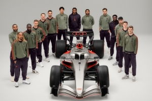 拜仁全隊和贊助商奧迪的R26概念車合影，后者將在2026賽季參加F1