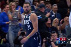 佛光再現(xiàn)！克萊連中三分反超比分 獨(dú)行俠最多落后15分