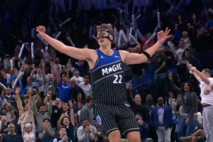 鐵了一整場又怎樣！小瓦格納追身打板三分+撤步三分 領(lǐng)先到5分！