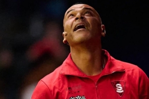 寶刀不老卡福國王聯(lián)賽場邊秀花式顛球