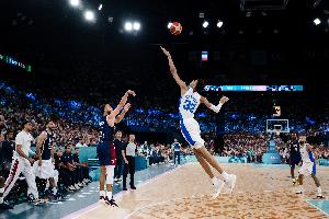 夢回巴黎！庫里撤步超高弧度三分越過文班指尖！