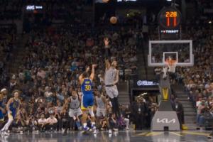 想起一些不好的回憶……庫里迎著文班撤步三分 文班頗有些無奈啊