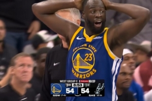 可惜沒挑戰(zhàn)了！追夢底線上籃命中&撞倒文班 裁判吹進攻犯規(guī)