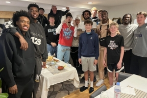 回家鄉(xiāng)密爾沃基打客場(chǎng)！克尼佩爾母親邀請(qǐng)黃蜂全隊(duì)共進(jìn)晚餐！