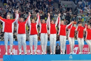 四川全運女籃登上亞軍領(lǐng)獎臺 韓旭&劉禹彤有愛互動 眾人喜笑顏開