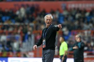 足球報(bào)：處子賽季鎖定中超前八，玉昆主帥安德森感謝云南球迷