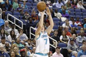 冷血新秀！小橋大力戰(zhàn)斧扣飛 但球飛到克尼佩爾手里三分絕平