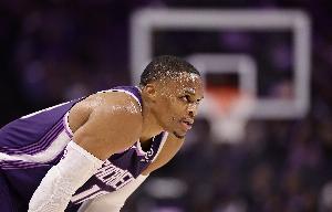 時(shí)光的痕跡！施羅德上籃不進(jìn) 威少?zèng)_搶前場(chǎng)籃板要補(bǔ)卻被籃筐帽掉