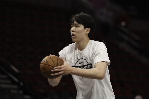 媒體人：楊瀚森中場回來好多了 第三節(jié)的他像是回到了青島隊