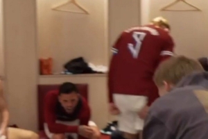 世界杯我們來(lái)了！哈蘭德賽后與隊(duì)友在更衣室內(nèi)載歌載舞慶祝