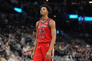 壓哨三分可惜超時！墨菲首節(jié)8中5砍下13分帶隊苦苦追分