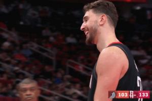 差一個助攻三雙！申京笑著提前打卡下班！