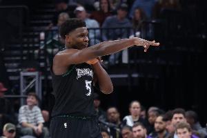 大陀螺！愛德華茲拿球連續(xù)轉(zhuǎn)身 晃開防守上籃打中