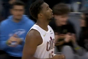 還得球星站出來解決問題！米切爾干拔三分+妙傳隊友帶隊反超！