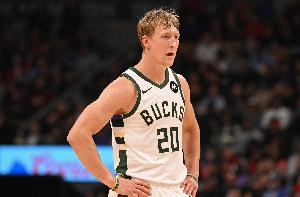 追回來(lái)了！AJ·格林連中三記三分球 雄鹿轟出一波15-0