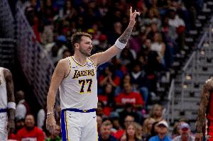 沒(méi)想到吧！東契奇&字母哥爭(zhēng)球 東契奇成功跳到球權(quán)