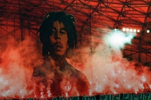 球迷燃放煙花違規(guī)！馬賽被罰款7萬余歐元+部分看臺關(guān)閉但緩期執(zhí)行