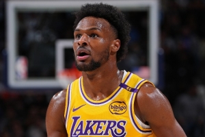 年輕人的配合！布朗尼斷球反擊助攻新秀蒂耶羅暴扣