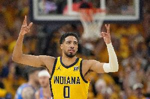 挺像那么回事！哈利伯頓場邊正裝指揮隊友 神似球隊主帥