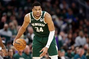 苦苦支撐！字母哥強(qiáng)攻布朗尼 殺到內(nèi)線上籃得手