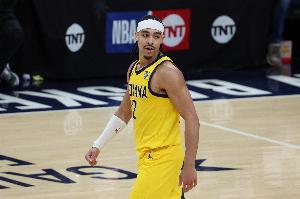 打得真好！內(nèi)姆哈德首節(jié)5中4&3記三分拿下11分1板2助1帽