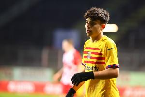 每體：巴薩小將埃斯帕特預(yù)計(jì)傷缺兩個(gè)月，球員本被視為孔德替補(bǔ)