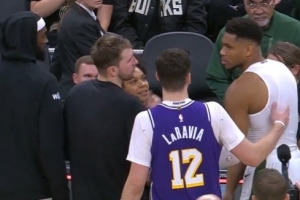 東契奇：裁判剛開始不想給球但字母哥拿了過來 Respect！