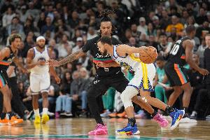 庫里過去兩場面對卡斯爾防守10中7 三分6中3得到21分 僅1失誤