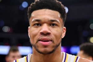 字母為湖人“送”球！美網(wǎng)友：開始替未來隊友操心了 他是個湖人!