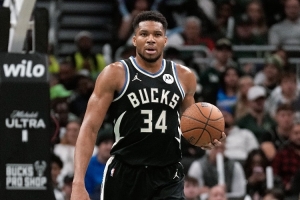 略顯沉寂！字母哥首節(jié)2中1僅得3分3板2失誤 球隊(duì)落后12分