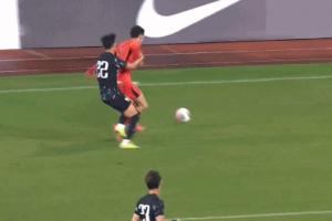 不慣著！韓國(guó)球員挑釁拜合拉木，留洋荷乙的王博豪出頭將其撞倒