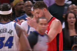 世界級難題！KD摔倒申京邊線發(fā)球失誤&回追送魔術(shù)2分還賠上犯規(guī)